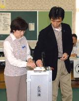 (CORRECTED)Hasuikes cast ballots in 2nd half of local elections
